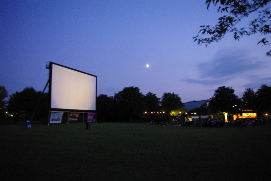 Filmleinwand auf der Wiese - Freiluftkino