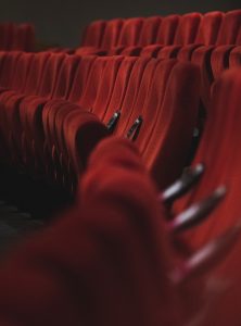 Sitze in einem leeren Kinosaal