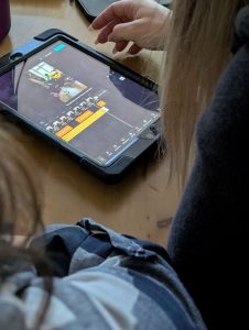 Die Teilnehmenden lernen die Tools Canva und CapCut kennen.