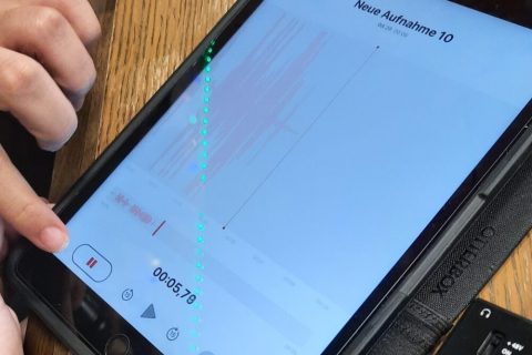 Teilnehmender nutzt Tablet zur Erstellung eines Hörbuchs.