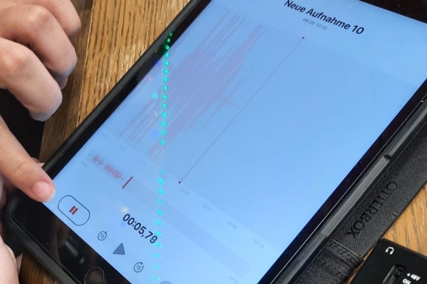 Teilnehmender nutzt Tablet zur Erstellung eines Hörbuchs.