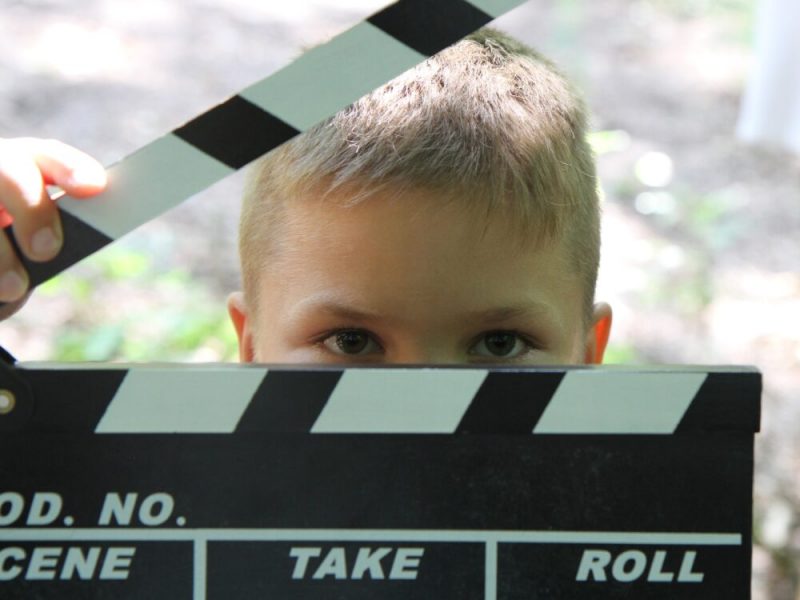 Teilnehmender mit Filmklappe